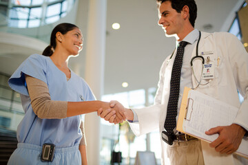 Obraz premium Doctor and nurse handshaking in hospital