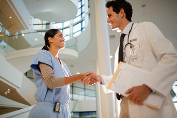 Obraz premium Doctor and nurse handshaking in hospital