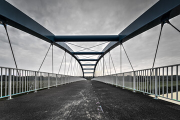 nowoczesny most z łukami centralnie