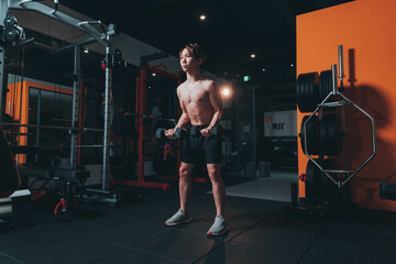 Obraz na płótnie Canvas man doing bicep in the gym