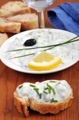 Tartine et assiette de tzatziki avec de la ciboulette en gros plan