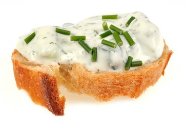 Tartine de tzatziki avec de la ciboulette en gros plan sur fond blanc