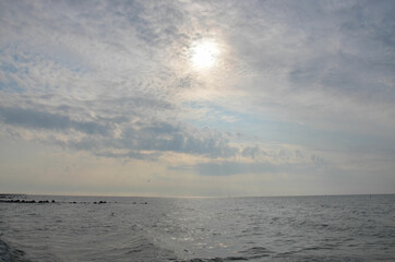 Lichtspiel aus Sonne und Wolken in Meerlandschaft
