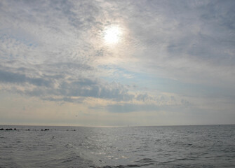 Lichtspiel aus Sonne und Wolken in Meerlandschaft