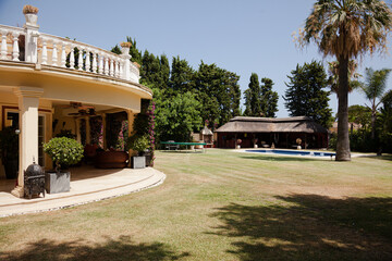 Obraz premium Potted topiaries and ivy surrounding villa entrance