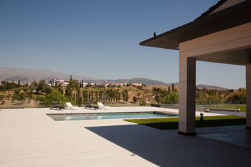 Obraz premium Swimming pool overlooking tree and mountains