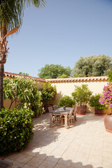 Obraz premium Wooden table and chair in sunlight