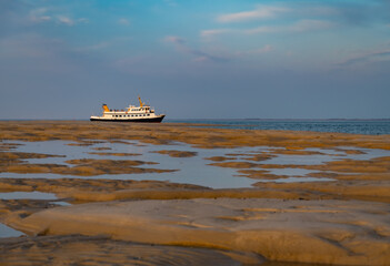Obraz premium Sylt Deutschland Wattenmeer Strand Nordsee Gezeiten Priel Hörnum Odde Spiegelung Atmosphäre Horizont Farben Sand Hintergrund Idyll Nationalpark Küste Meer Strand Himmel Horizont Wolken