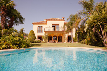 Obraz na płótnie Canvas Swimming pool and Spanish villa