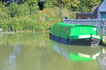 Narrow boat on the Kennet and Avon Canal