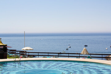 Obraz premium Swimming pool with sea on the background
