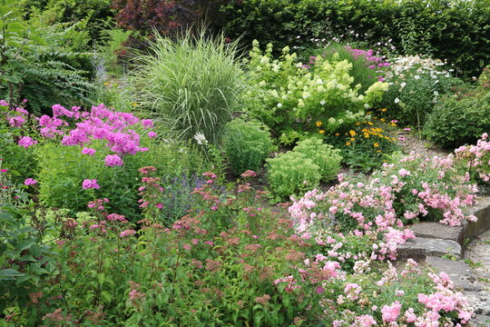 Bunter Staudengarten im Sommer