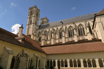  Cathédrale Saint-Vincent à Chalon-sur-Saône et son cloître.