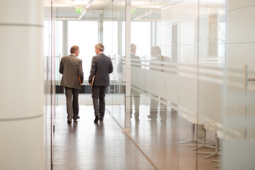 Obraz na płótnie Canvas Businessmen talking in office area