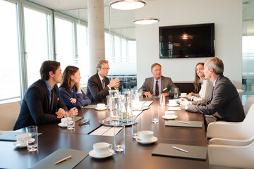 Obraz na płótnie Canvas Business people talking in meeting