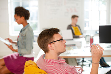 Obraz premium Businessman thinking in office