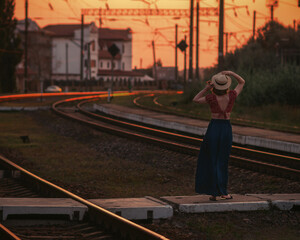 Obraz premium Woman in retro hat waving goodbye to the train.