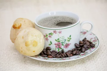 Photo sur Plexiglas Café tasse à café avec pain au fromage et grain de café sur le côté.