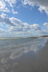 Unterwegs am Ostseesandstrand in Richtung Hafen Grömitz