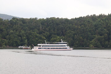 Touristenschiff auf dem Edersee. Seeblick.