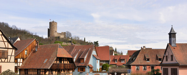 Panoramique de Kaysersberg (68240) dominé par son château, département de Haut-Rhin en région...