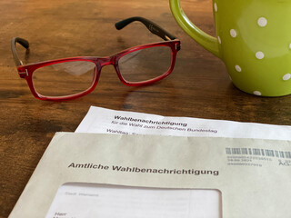 Wahlbenachrichtigung auf dem Schreibtisch