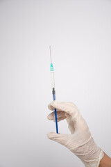 Enfermera/ enfermero con guantes de látex sosteniendo jeringa, vacuna, fondo blanco