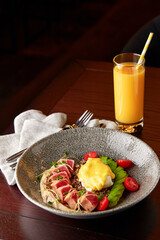 Quinoa with tuna, hummus, egg and vegetables