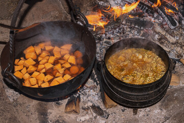 Gemüsesuppe am offenen Feuer in Töpfen, Outdoor Rezepte