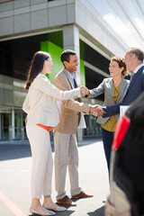 Obraz premium Business people shaking hands on city street