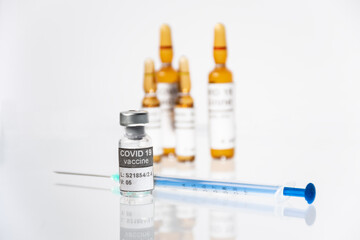 Viales vacuna covid-19 fondo blanco, laboratorio