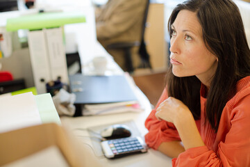 Obraz na płótnie Canvas Businesswoman thinking at desk