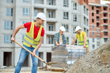Obraz na płótnie Canvas Hardworking Caucasian male builder working on the construction site