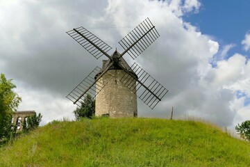 Fototapeta na wymiar Moulin à vent de Tourtrès dans le Lot-et-Garonne