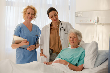 Obraz premium Doctor, nurse and senior patient smiling in hospital room