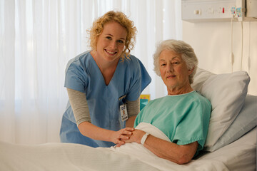 Obraz premium Doctor and businessman shaking hands in meeting