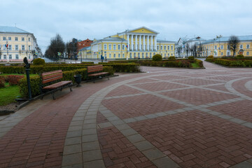 Naklejka premium 05.10.2021 Kostroma central square in the early morning.