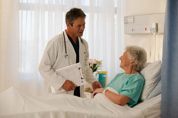 Obraz premium Doctors talking in hospital corridor