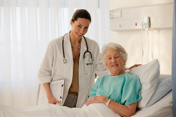 Obraz premium Portrait of smiling businessman in meeting with doctors