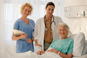 Obraz premium Portrait of smiling businessman in meeting with doctors