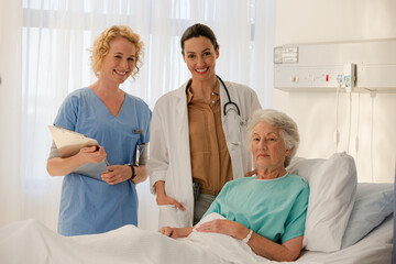 Obraz premium Portrait of smiling businessman in meeting with doctors