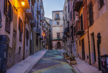 Fototapeta na wymiar Narrow street in old part of Palermo city, Sicily Island, Italy