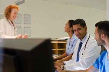 Obraz premium Hospital staff talking at front desk