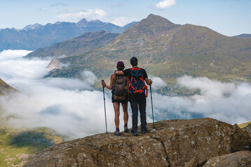 Montañeros observando el mar de nubes en los Pirineos.
