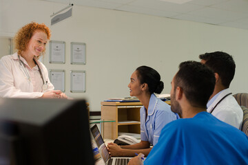 Obraz premium Hospital staff talking at front desk