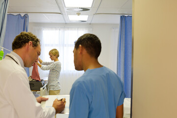Obraz na płótnie Canvas Doctors standing in hospital room