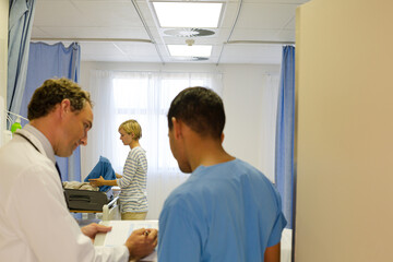 Obraz premium Doctors standing in hospital room