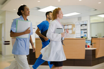 Obraz premium Hospital staff rushing down hallway