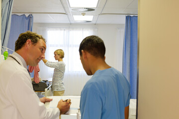 Obraz premium Doctors standing in hospital room