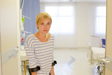 Obraz premium Patient using crutches in hospital room